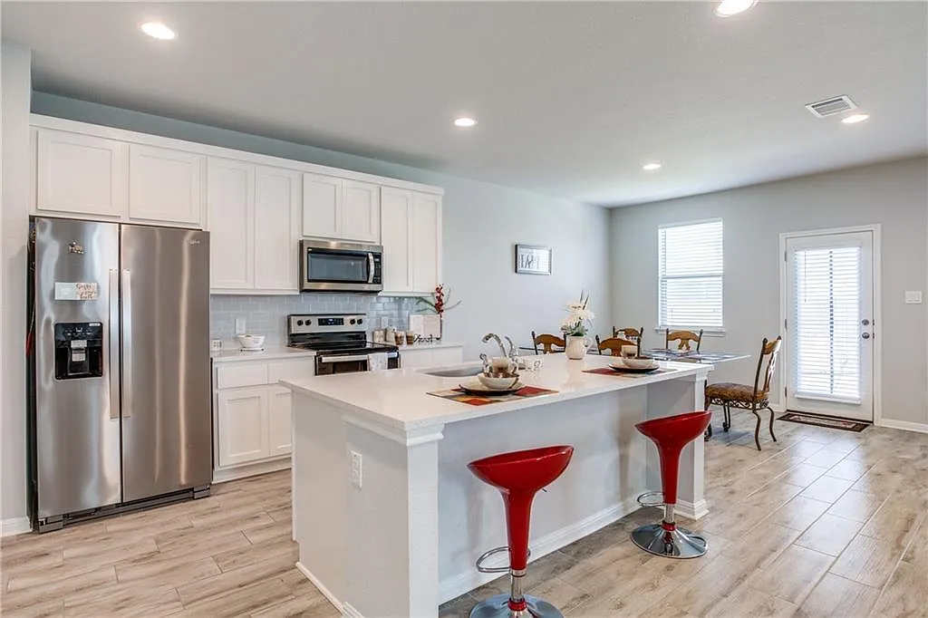 4 bed, 2468 sqft, $1,999 — Photo 3