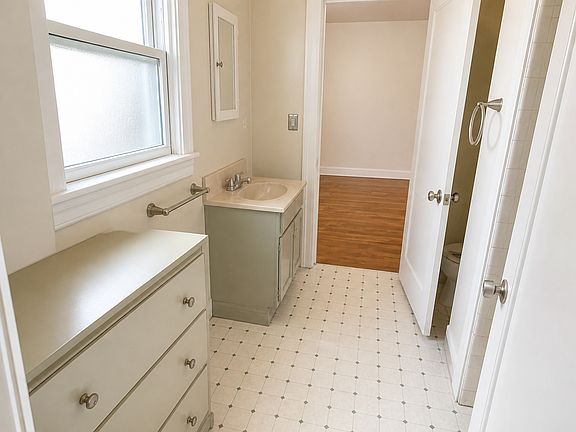 5th image of 322 W 23rd St
