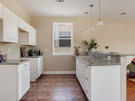 3rd image of 2633 Elder St