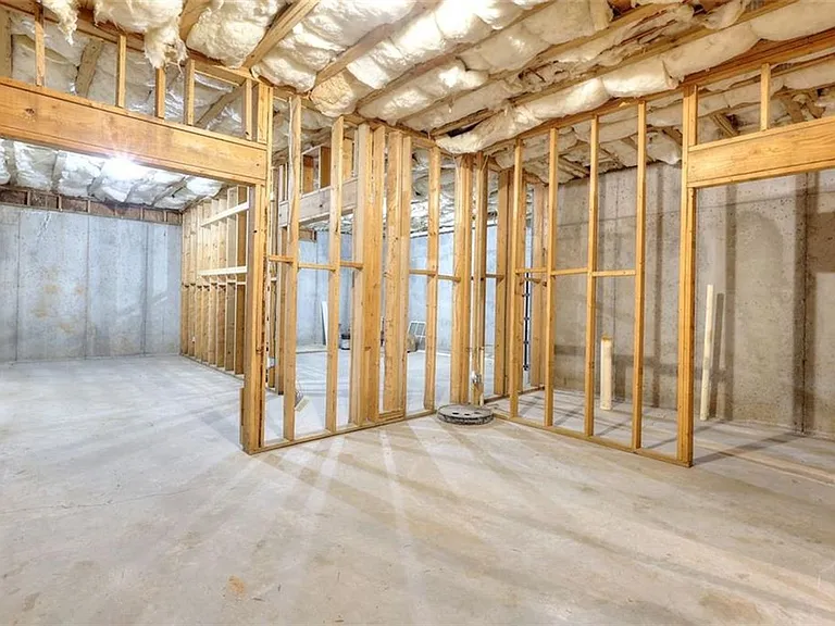 606 Lakeshore Ct — Photo 32