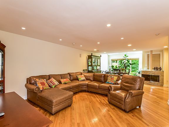 Spacious LR/DR w/wood floors