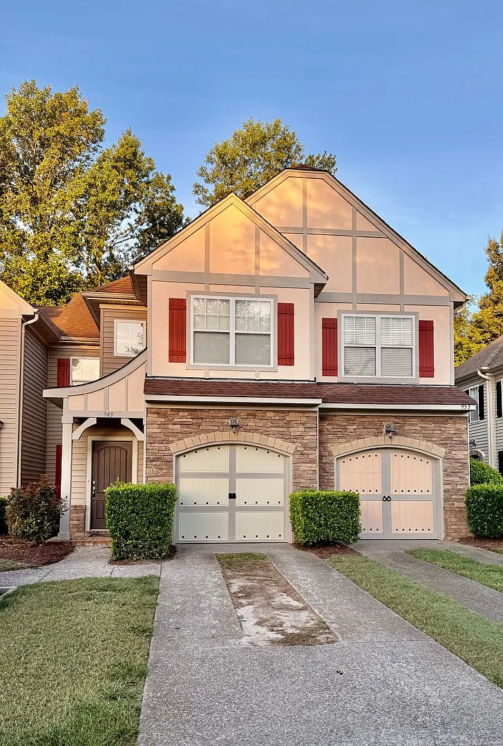 3BD/2BA Townhouse with Garage! Two Living Areas! In Grayson Pond — Photo 1