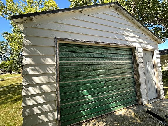 5th image of 3804 Lincoln Ave