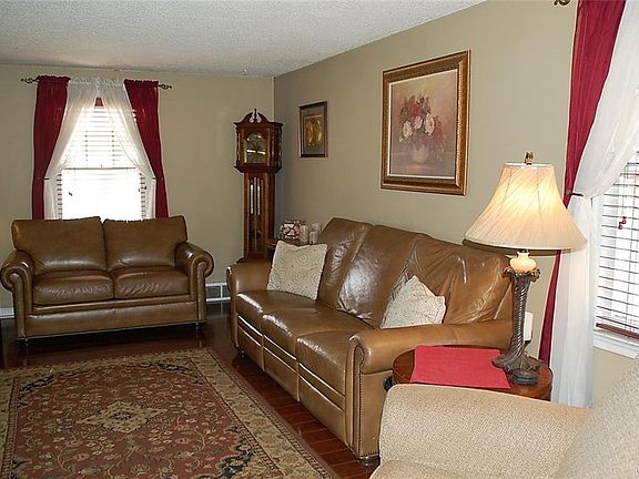 3rd image of 1725 Colvin Blvd