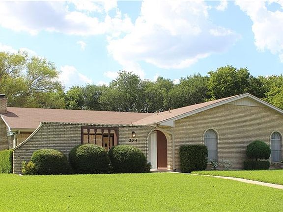 3rd image of 204 Evergreen Dr