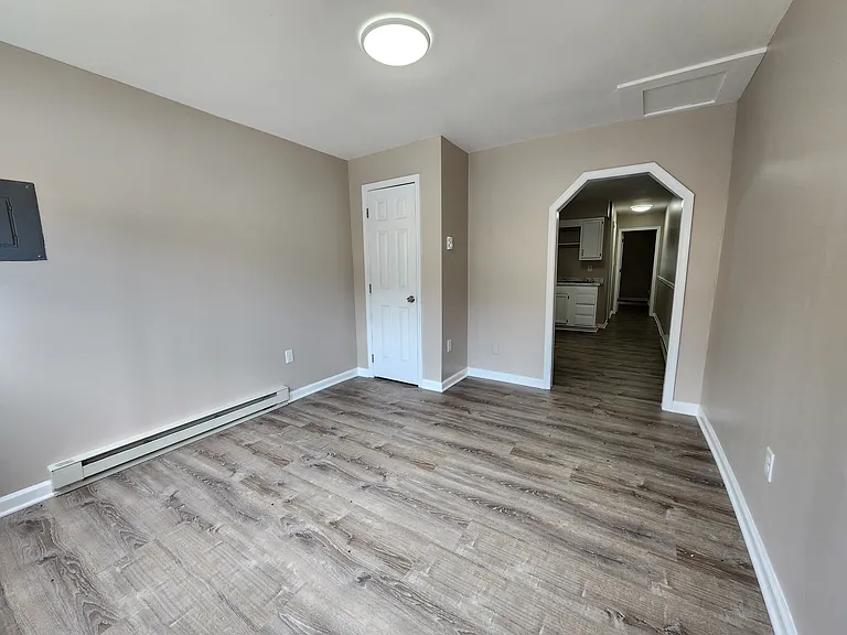 407 E North St — Photo 3