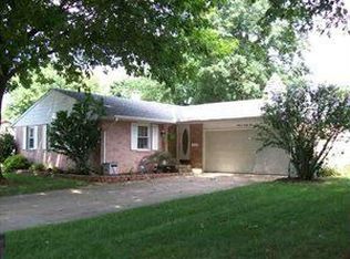 1621 Summit Dr, Pekin, IL