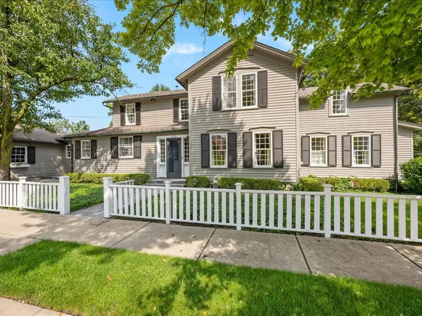 133 S River Ln, Geneva, IL 60134