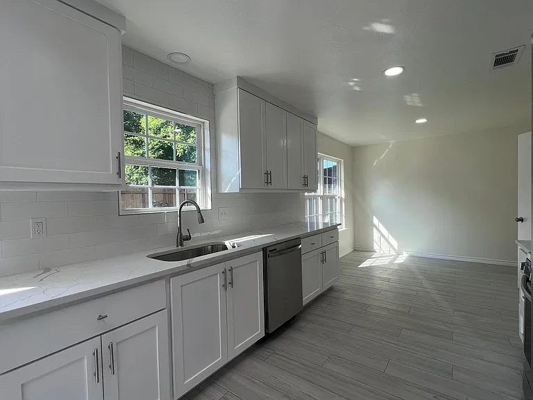 11700 Spring Hill Dr — Photo 5
