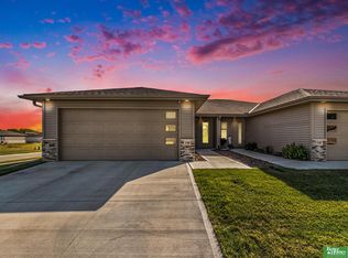 17103 Hawthorne Ave, Omaha, NE 68118