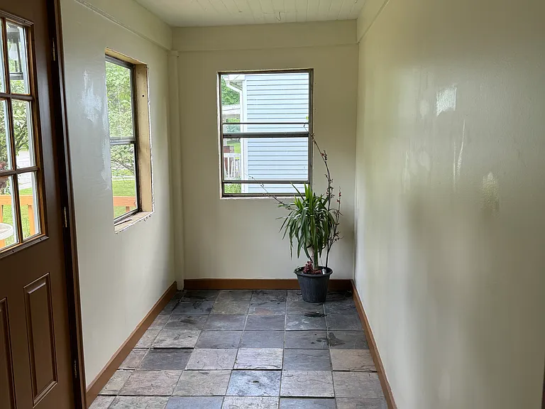 543 W Middle St — Photo 8