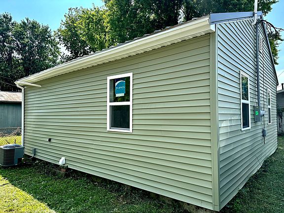 3rd image of 460 E Ohio St Rear E
