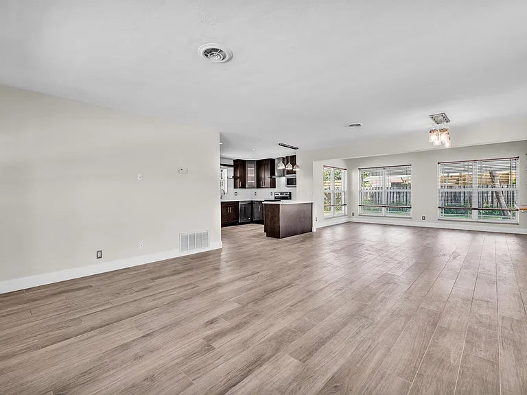 921 SE 15th Ct — Photo 16