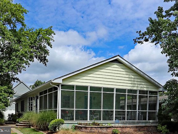 4th image of 327 Country Club Dr