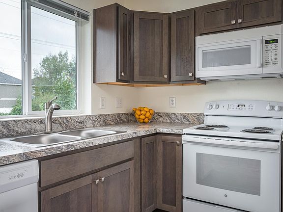 5th image of 102 NE 43rd Ave APT D