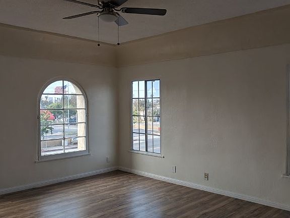 3rd image of 333 1/2 W Manchester Blvd
