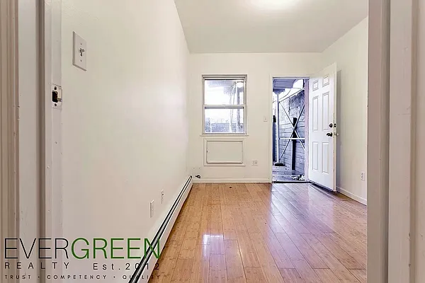 Rented by Safdie Realty Group | media 23