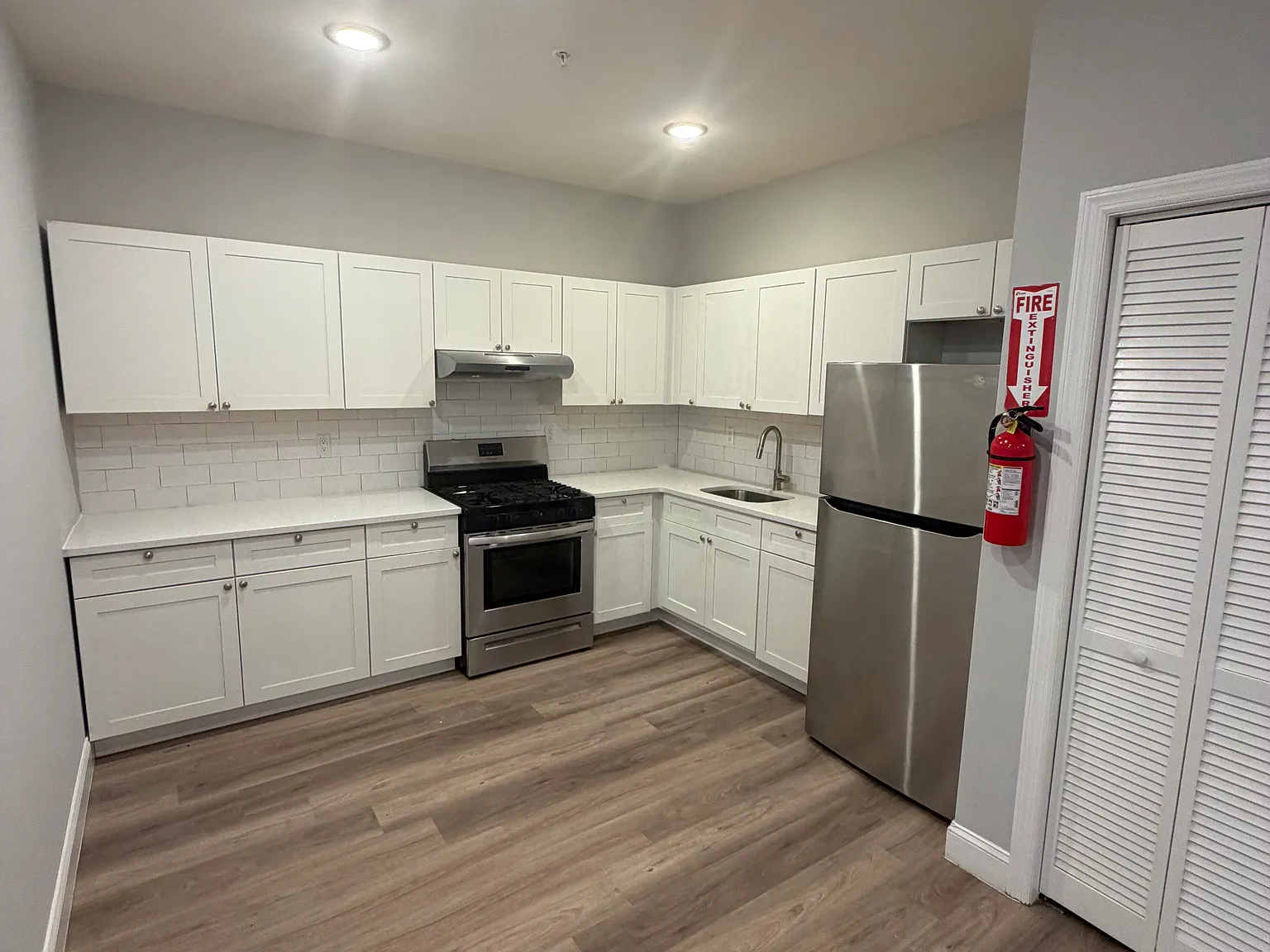 242 Harrison St — Photo 2