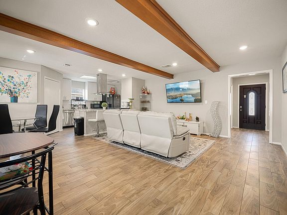 5th image of 9019 Grape St