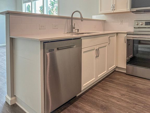 4th image of 7100 N Greenwich Ave #8