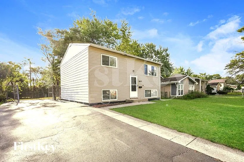 3 bed, 1.5 bath, 1560 sqft, $3,070 — Photo 2