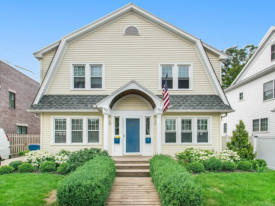 711 Croswell Ave SE