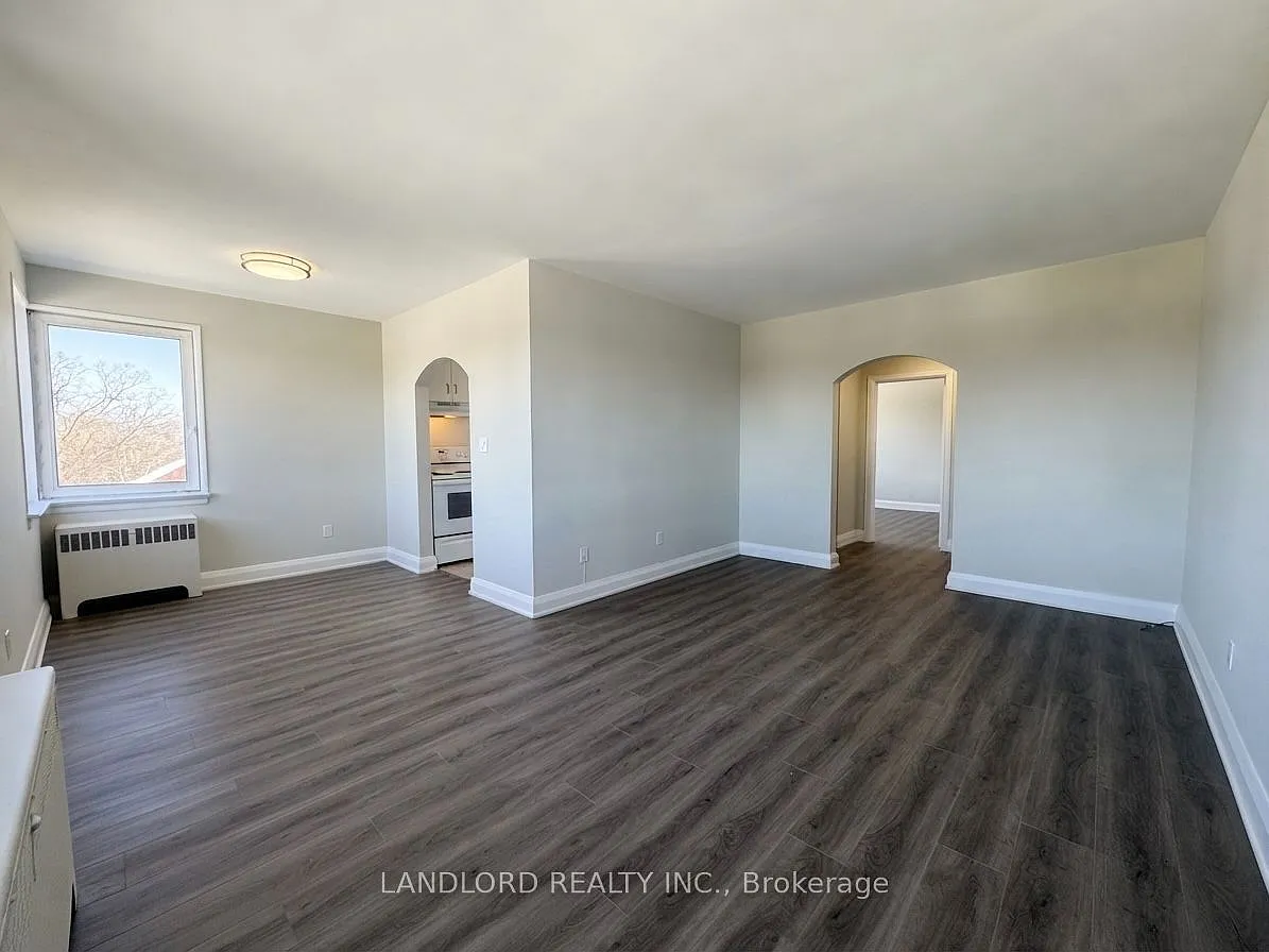36 Wood Glen Rd — Photo 3