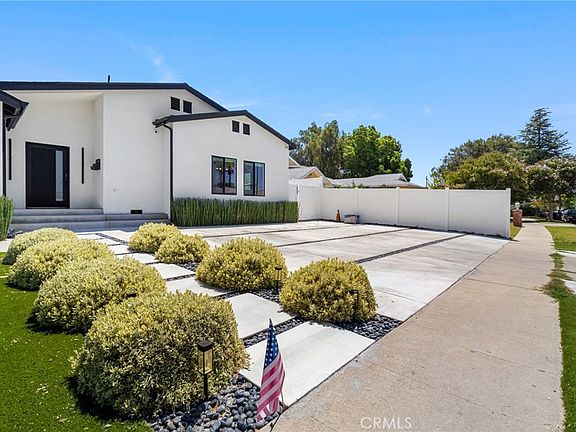 3rd image of 6952 Cozycroft Ave