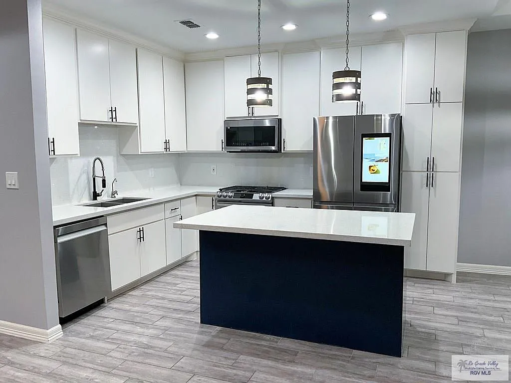 4 bed, 2.5 bath, 1755 sqft, $2,400 — Photo 4