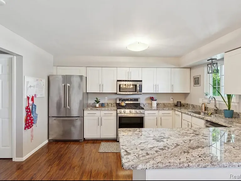 2233 Brookhaven Rd — Photo 2