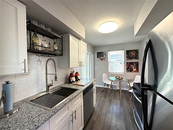 3rd image of 20890 Crystal Ave