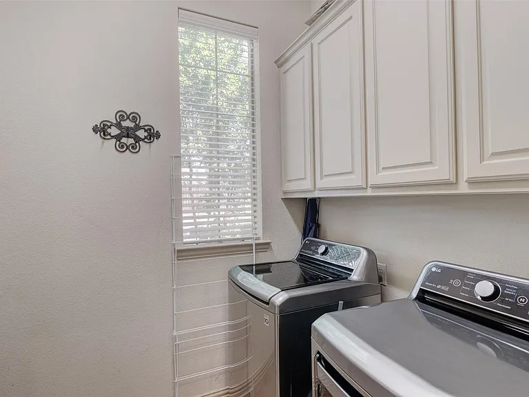 9823 Carriage Hill Ln — Photo 23