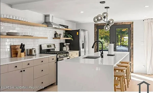 6 bed, 2000 sqft, $4,943 — Photo 2