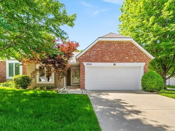 8592 Caenen Lake Ct, Lenexa, KS 66215