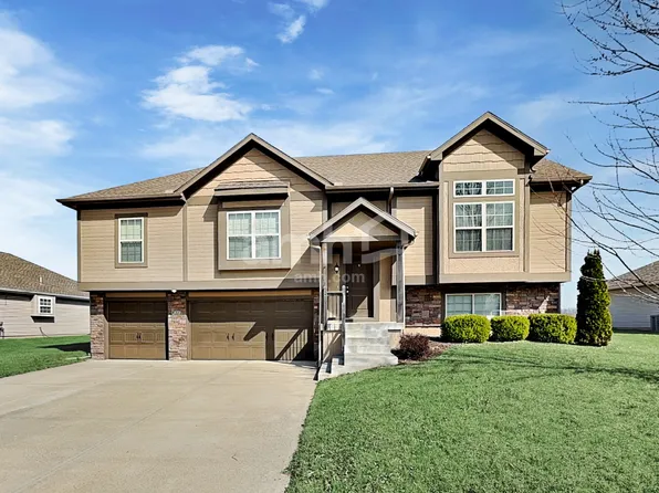 9302 SE 2nd St, Lees Summit, MO 64064