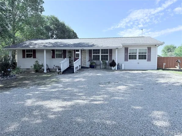 22851 Pleasant Dr, Lebanon, MO 65536