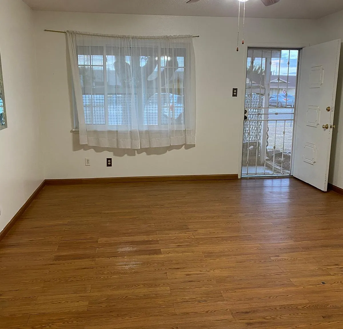 3 bed, 900 sqft, $1,200 — Photo 2