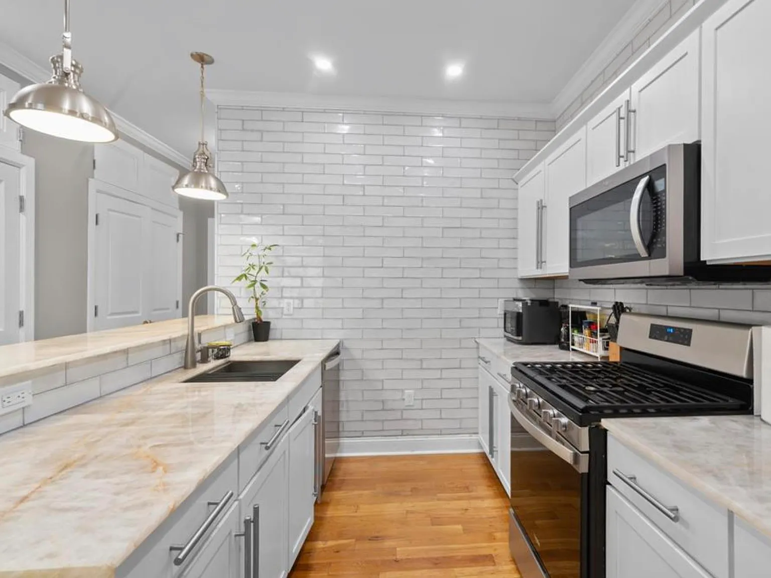 1 bed, 1.0 bath, 900 sqft, $2,900 — Photo 3