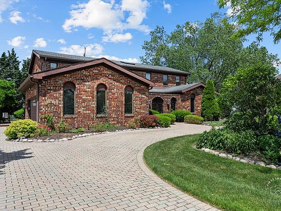 2nd image of 407 Royal Glen Ct