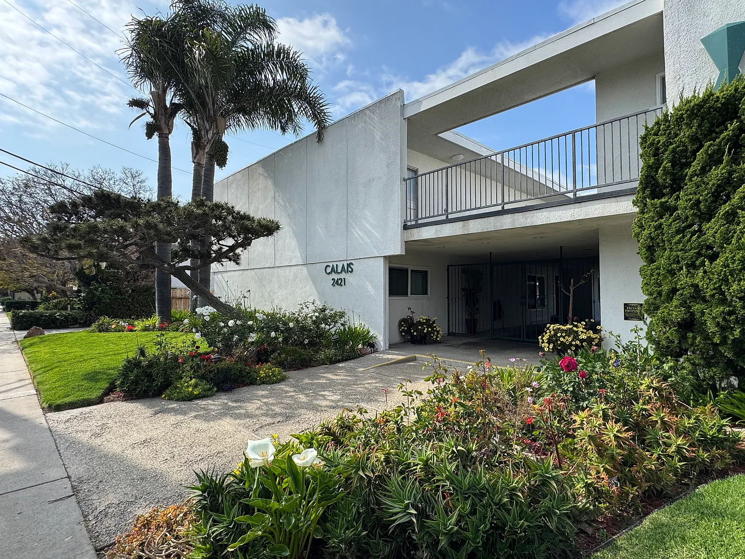 Calais Apartments — Photo 4