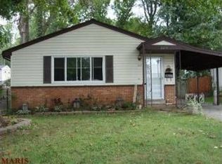 220 Lakeside Dr, Ballwin, MO 63021