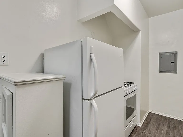 232 S Reeves Dr — Photo 27