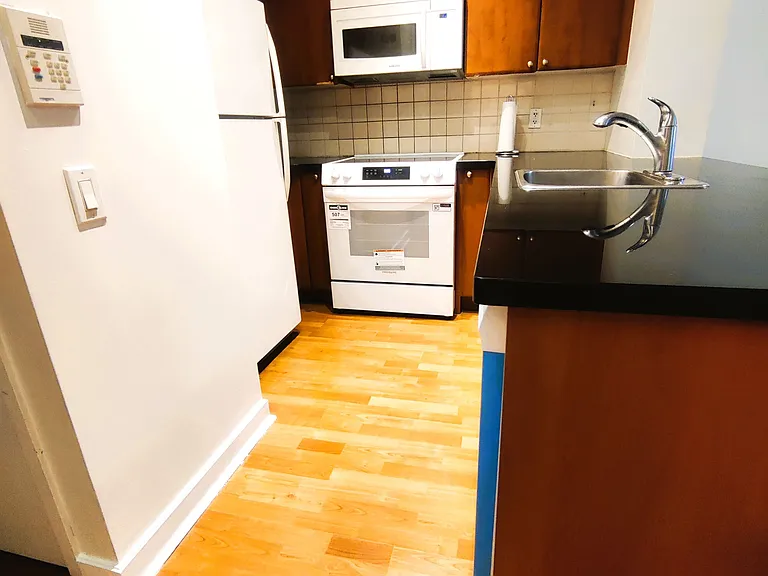 85 Bloor St E #607 — Photo 11