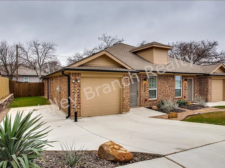 3256 Karen St — Photo 1
