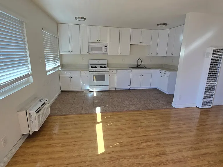 Coral Reef Apartments — Photo 10
