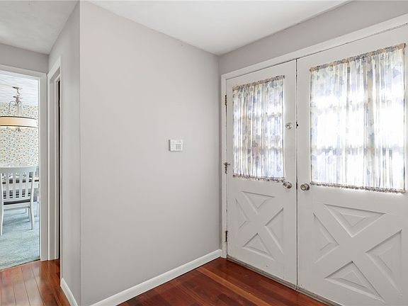 4th image of 40 Harper Dr
