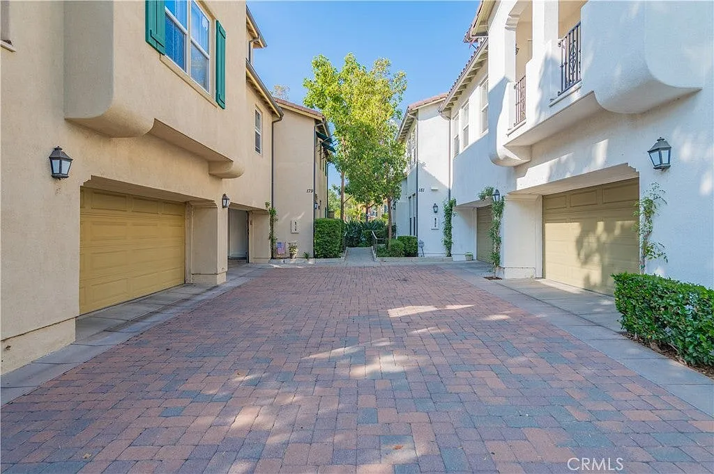 3 bed, 1600 sqft, $4,300 — Photo 3