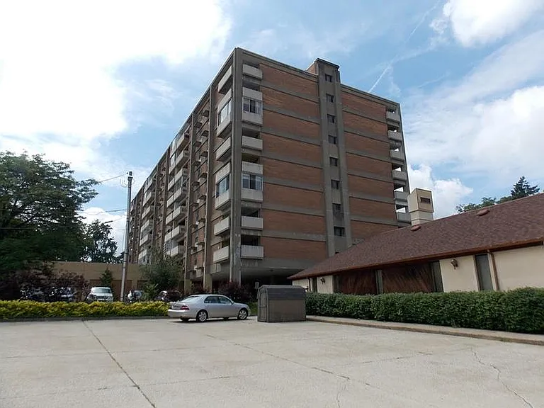Highland Towers — Photo 6