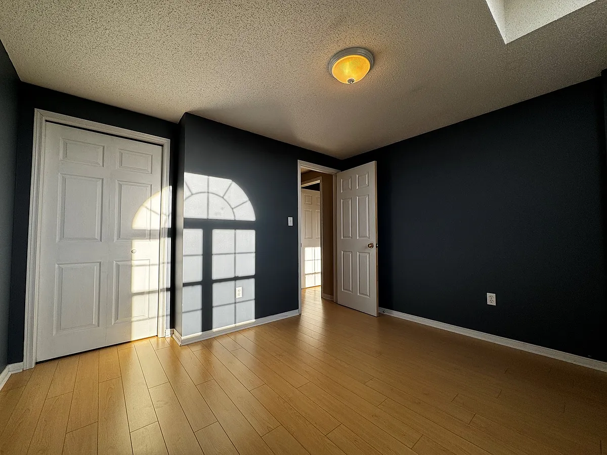 Building Photo - 37 Northcliffe Cres