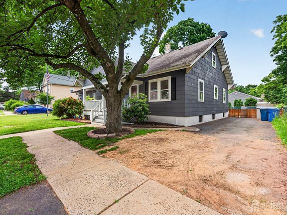 2nd image of 119 Maple Pl